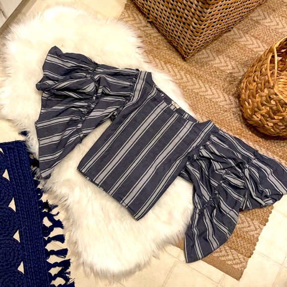 HP ✨ | NWOT Hollister Bell Sleeve Top | S | Navy + White - Picture 2 of 3